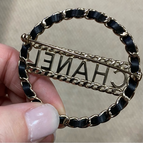 CHANEL Leather & Metal Chain Brooch from 2018 - Picture 8 of 9